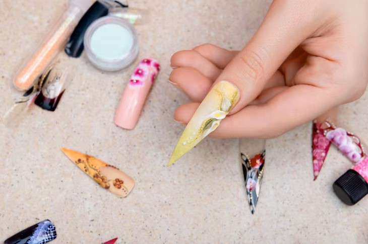 Outline Nail Art Tren Kuku Cantik Minimalis