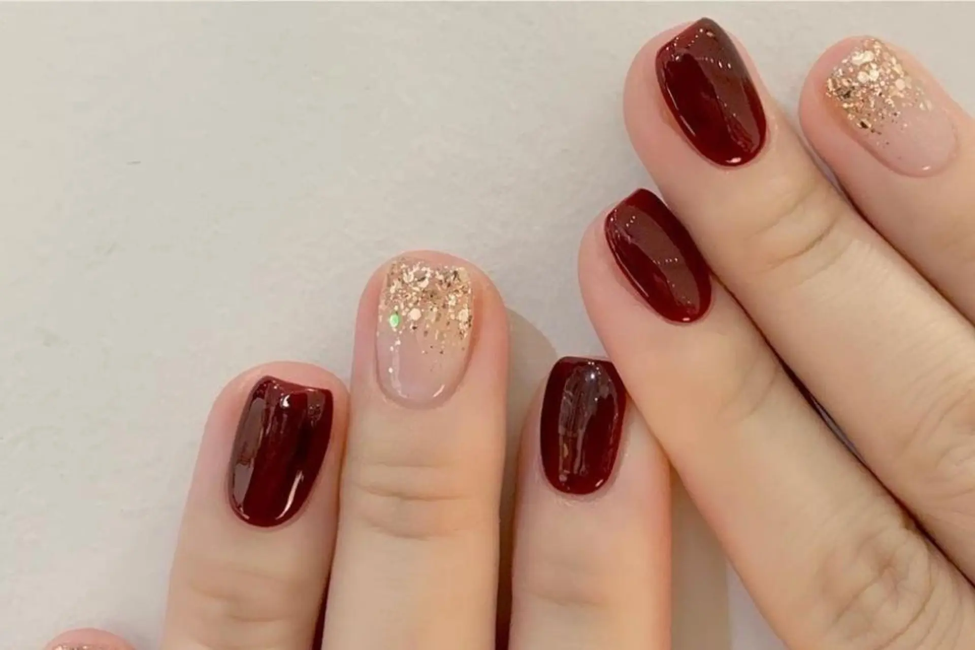 Inspirasi Burgundy Nail Art yang Elegan