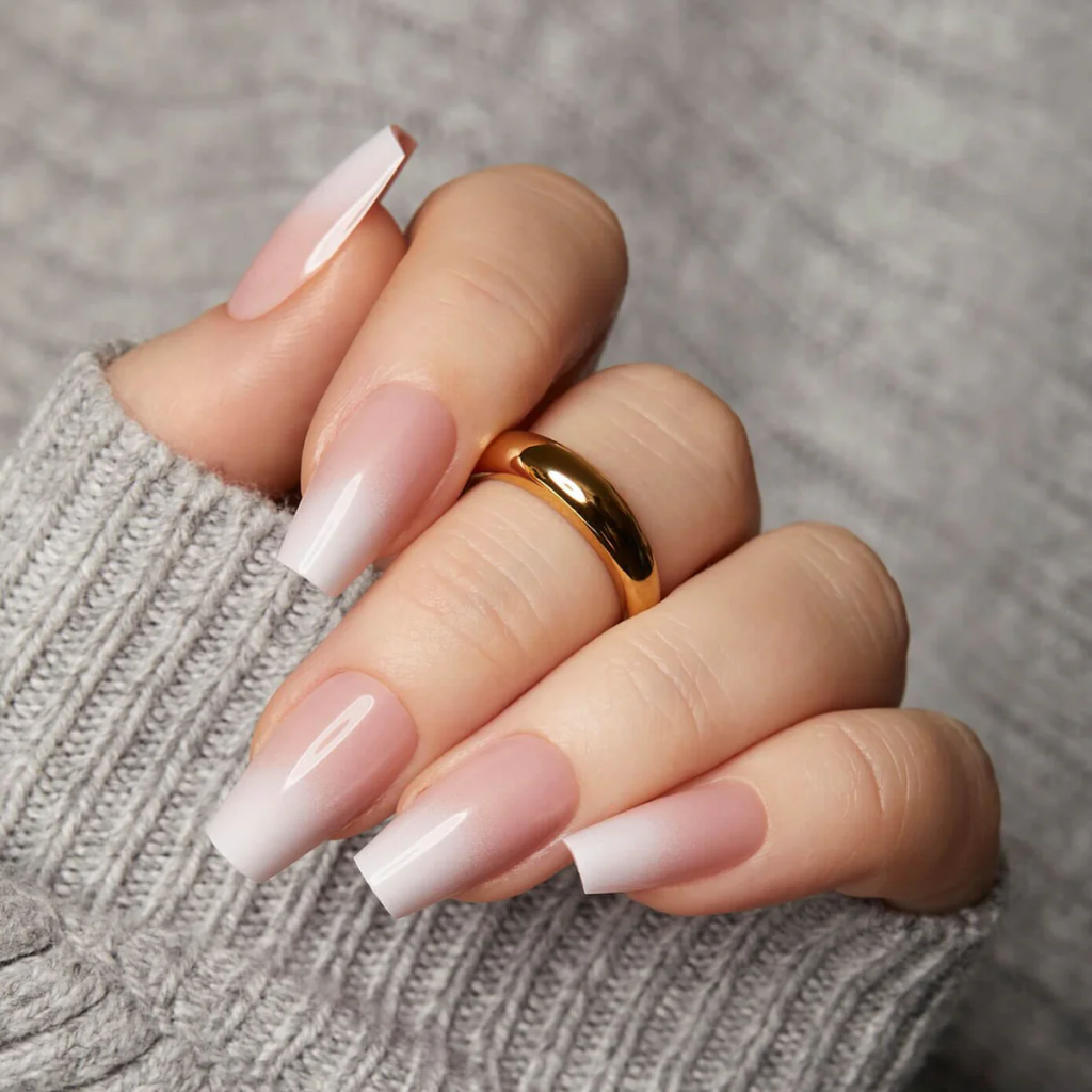 Tren Bold French Nails 2025 Viral: Garis Tebal Chrome Dominasi TikTok