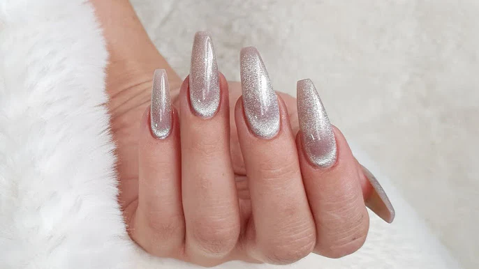 Magnetic Cat-Eye Spring Tren Nail Art Viral 2026