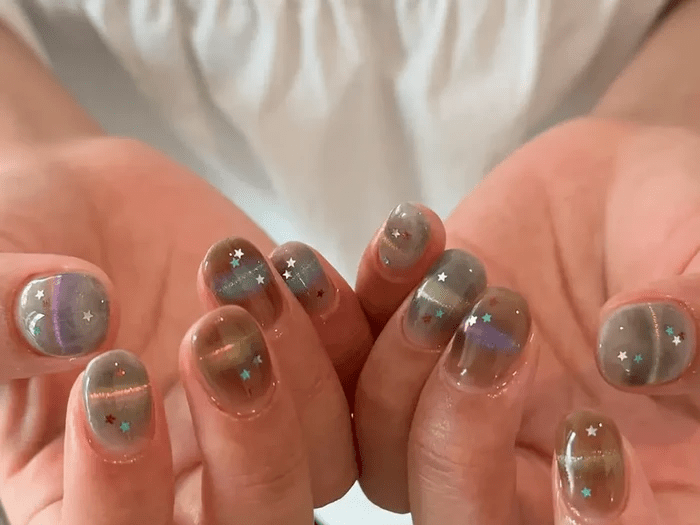 Soft Waves Chrome Kilau: Tren Nail Art Viral 2026
